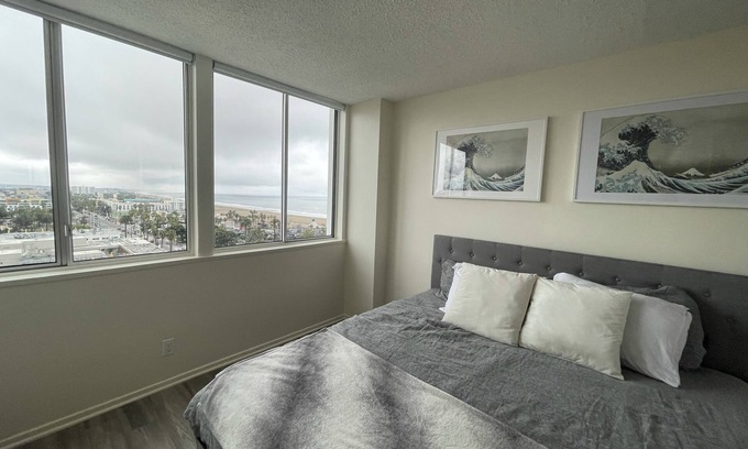 Downtown Condominio | Ocean View Loft steps from Santa Monica Pier