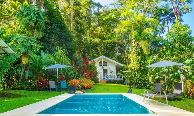 Punta Uva Cabaña | A 300 m de la playa, propiedad de lujo con vista al mar y piscina en la selva.