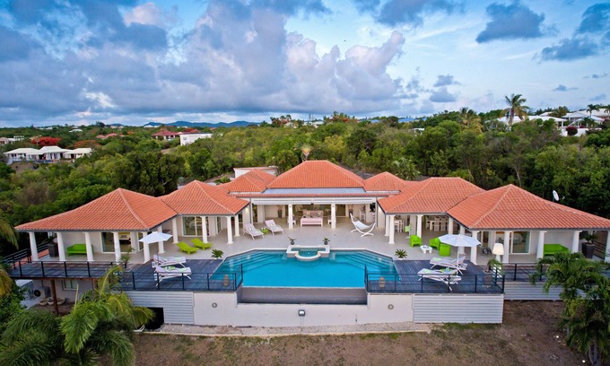 Plum Bay Villa | Villa moderna y de diseño con vista al mar, a pocos pasos de Plum Beach, piscina climatizada