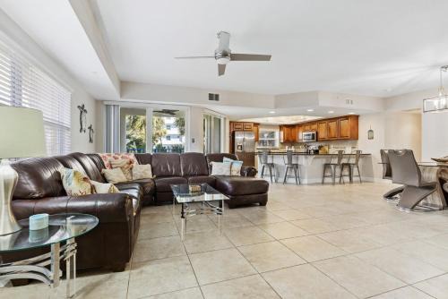 New Smyrna Beach Apartamento | Ocean View Next to Pool and Amenities Corner Unit 3 Balconies OW20-201