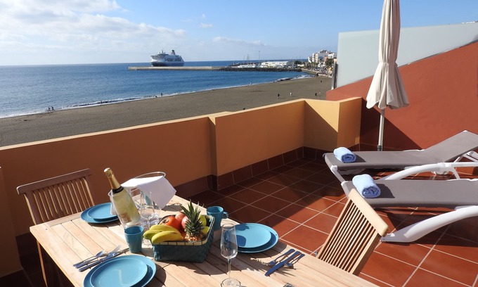 Gran Tarajal Apartamento | Ocean View Penthouse II.Primera línea de playa.Wifi & A/C. Terraza 23m2 privada.