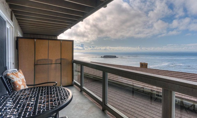 Otter Rock Apartamento | Ocean-View Queen Studio with Private Balcony