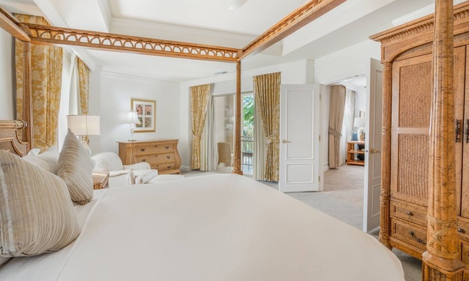 Seven Mile Beach Condominio | Ocean View Residence 301 Located at The Ritz-carlton by Redawning