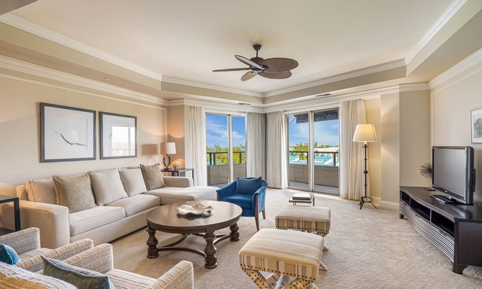 Seven Mile Beach Condominio | Ocean View Residence 708 Located at The Ritz-carlton by Redawning