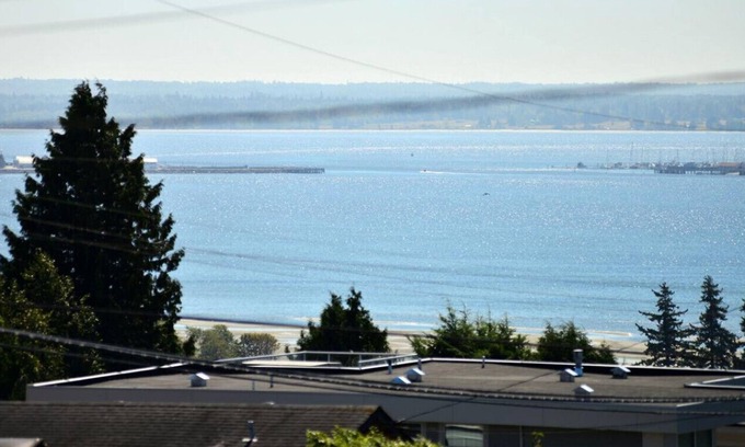 White Rock Casa | OCEAN VIEW! Spacious 5 Bed Home in White Rock