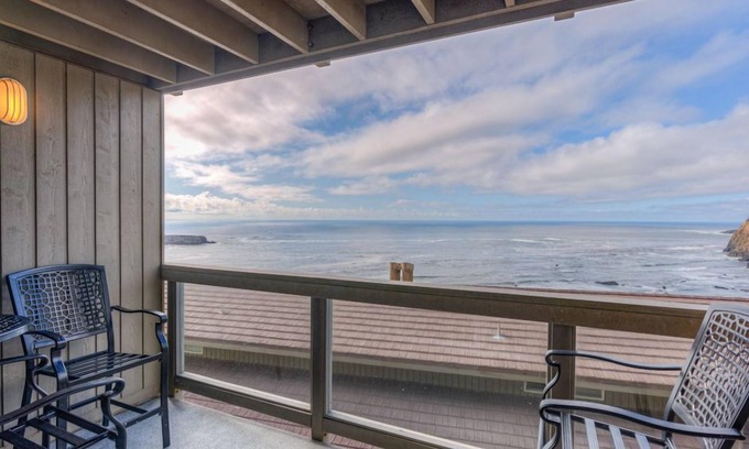 Otter Rock Apartamento | Ocean-View Suite w/2 Queen Beds & Kitchenette