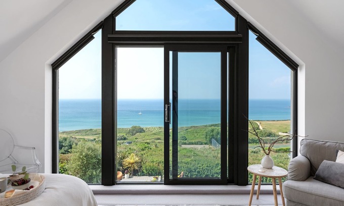 Praa Sands Casa | Ocean View, The Sands - a house that sleeps 6 guests in 3 bedrooms