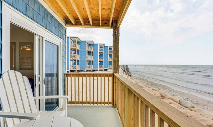 McCutcheon Field Condominio | Ocean-View Condo: Steps to North Topsail Beach!