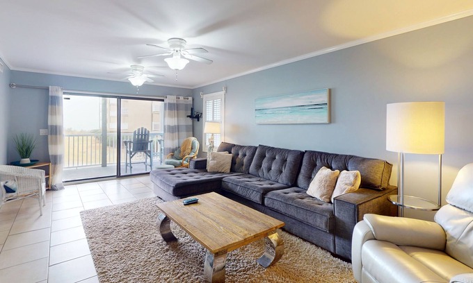 Sneads Ferry Condominio | Ocean-view condo with elevator, balcony, W/D, community outdoor pool & grills
