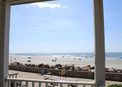 North Myrtle Beach Casa | Ocean View Villas- First Floor Ocean Front Condo