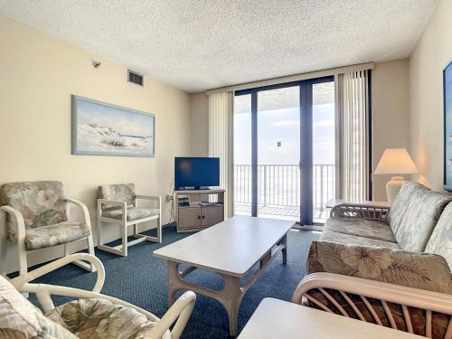 New Smyrna Beach Apartamento | Ocean View with a beachfront pool at Ocean Trillium Condo ~ 402