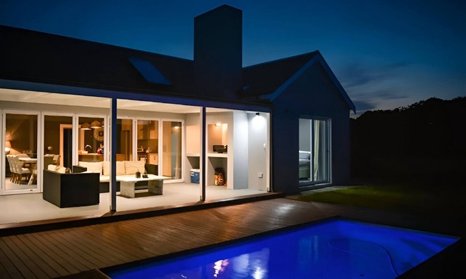 Knysna Villa | Ocean View - wonderful 5 Bedroom house with solar inverter & pool.