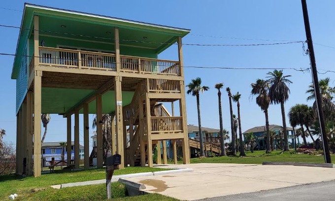 Galveston Casa | --OCEAN VIEWS ---3-MINUTE-WALK TO THE BEACH ---Near MOODY GARDENS -Schlitter Bahn -Pleasure Pier -Fishing Pier
