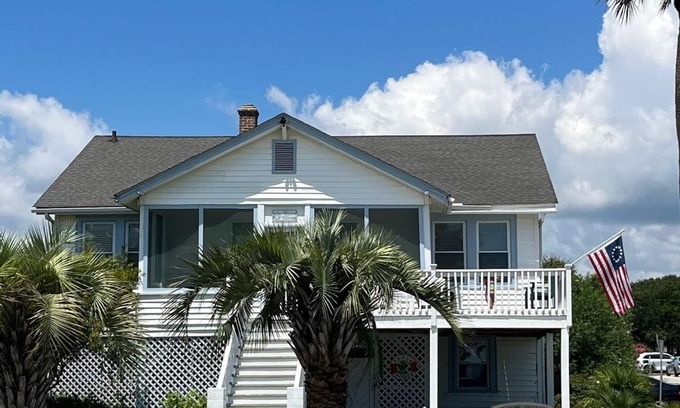 Isle of Palms Casa | ¡Pasos de acceso a la playa desde la terraza y vistas al mar desde toda la casa!