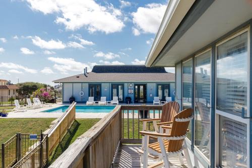 Port Aransas Casa | Ocean Views - Sleeps 6 Resort Pool