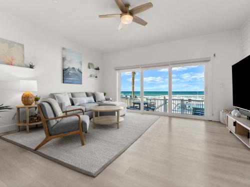 New Smyrna Beach Apartamento | Ocean Vista Renovated Townhouse Steps to Beach & Pool