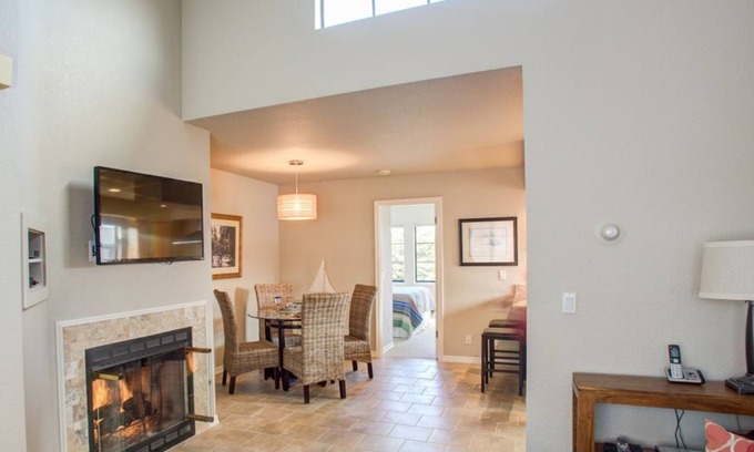 Lighthouse District Condominio | Ocean Wave B - Monterey Condo - Oceanview Cannery Row