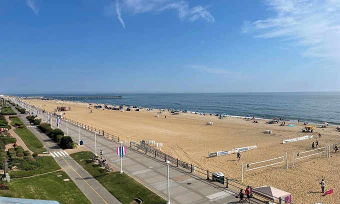 Virginia Beach Condominio | Oceanfront 1-bedroom condo in Virginia Beach with Kitchen, Balcony, Pool, WiFi