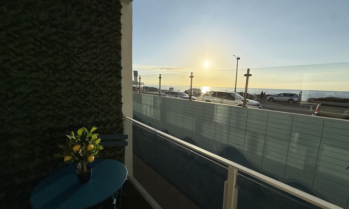 Redondo Beach Apartamento | Oceanfront 1 BR Oasis w/ Parking & Heated Pool