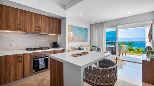 Las Glorias Apartamento | Oceanfront 1BR with Balcony - Sea View & Pools