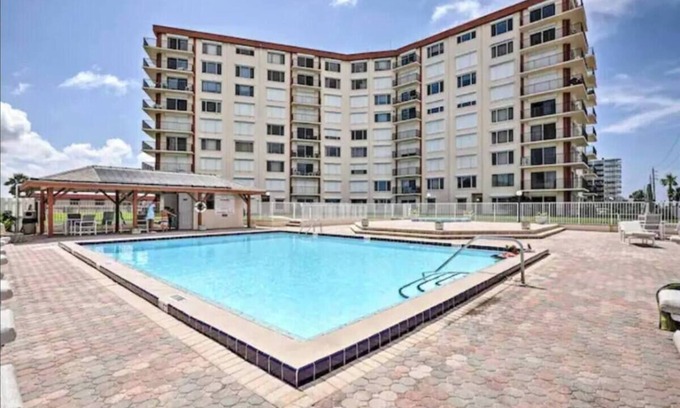 Flagler Beach Condominio | Oceanfront, 2 bed condo. Pool. Amazing views from all rooms of Ocean and beach