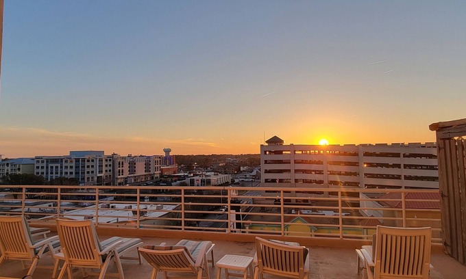 Virginia Beach Condominio | Oceanfront 2BR Penthouse w/ Balcony Views