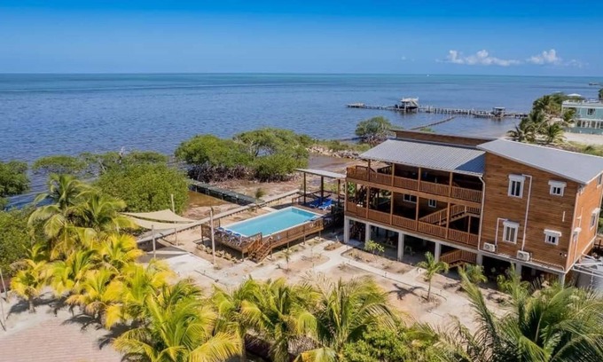 Ciudad de Belice Villa | Oceanfront 3 bed/2 Bath Home w Pool - Upper Unit