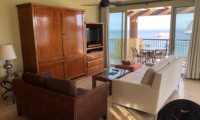 Los Cabos Complejo | Oceanfront 3-bedroom penthouse in Cabo San Lucas! Amazing views and amenities!