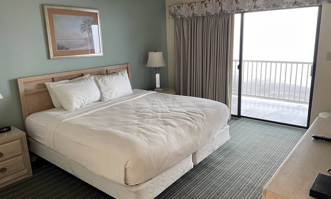 Atlantic Beach Condominio | Oceanfront, 3 bdrms for Memorial Day Week!!