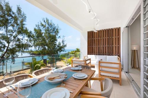 Grand Gaube Apartamento | Oceanfront 3BR and 3BA Apartment with beach access