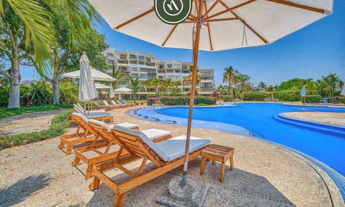 La Puntilla Apartamento | Oceanfront 3BR Condo with Beach Club - Pool