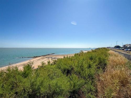 Holland-On-Sea Casa | Oceanfront 4BR Beach Retreat