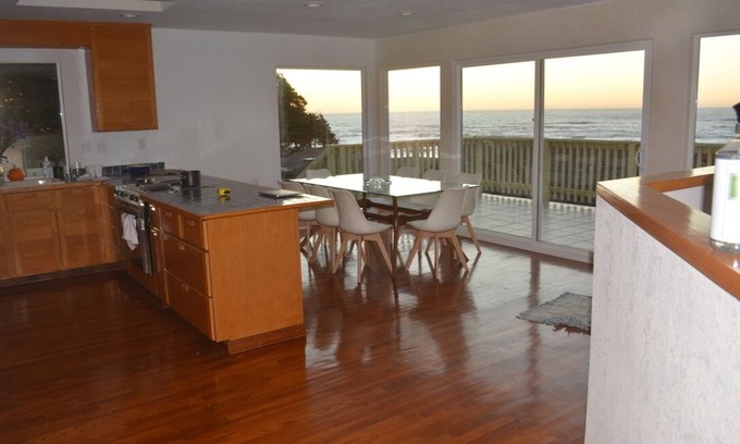 Moss Beach Casa | Oceanfront 5-bedroom vacation home just 25 minutes from San Francisco Bay