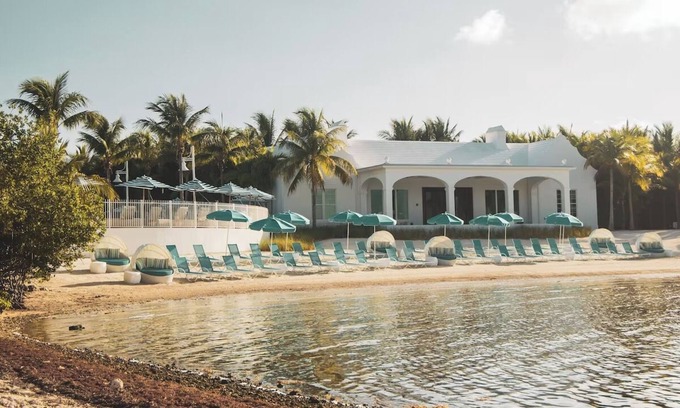 Marathon Hotel | Oceanfront Accommodation | Enjoy Breakfast with a Scenic View from Your Balcony