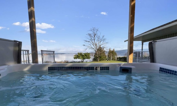 Crofton Casa | Oceanfront acreage with kitchen, bathroom, bedroom, laundry, Swim Spa & Jacuzzi