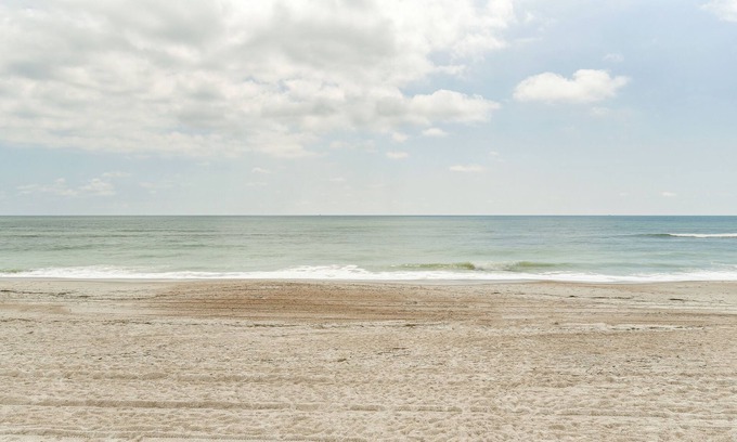 Fernandina Beach Cabaña | Oceanfront Amelia Island Cottage: Deck & Boardwalk