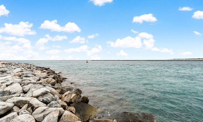 Florida North Atlantic Coast Condominio | Oceanfront and inlet views! Minimum rental period of 60 days.