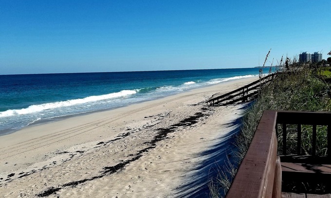 Central Beach Condominio | Frente al mar y al paraíso con vista al mar! Retiro de dos dormitorios / dos baños.