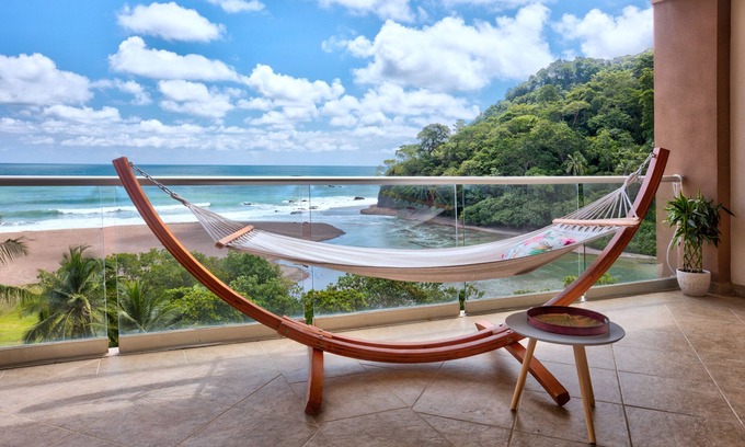 Barrio Los Faroles Apartamento | Oceanfront apartment with private balcony, stunning views & pool access