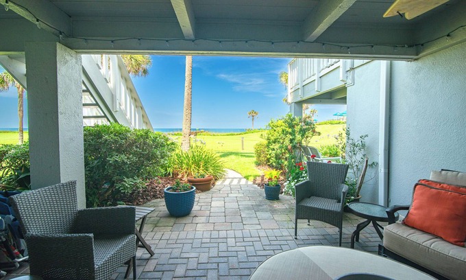 Sawgrass Condominio | Oceanfront Bliss – charming Surf Villas condo in Sawgrass, FL
