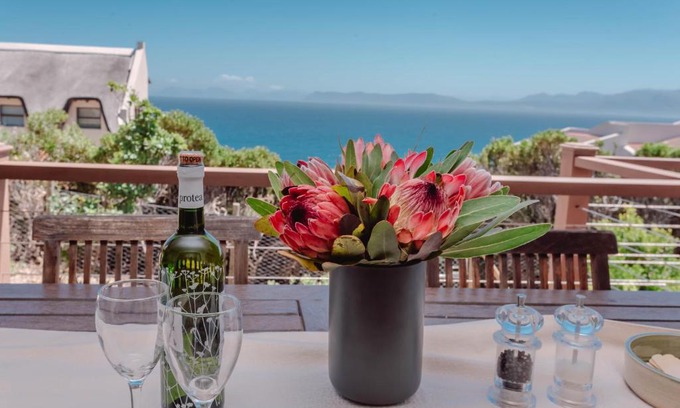 De Kelders Casa | Oceanfront bungalow 3 br/2 ba, Wifi Fireplace: Guppy Huys