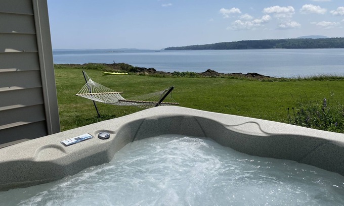 Lamoine Beach Cabina | Oceanfront cabin with private beach and hot tub
