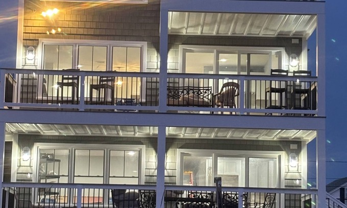 Salisbury Beach Condominio | Oceanfront Charm: Cozy 2-BR Condo w/ Large Deck & AC on Salisbury Beach