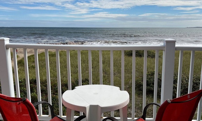 Ocean Park Condominio | Oceanfront Condo – Walk to Pier & beach out your front door!