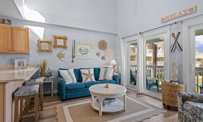 Emerald Isle Condominio | Oceanfront complex! 2 bd, 2 bath - Indoor Year Round Pool, Gym & Tennis Courts!