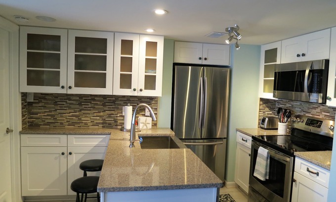 Fernandina Beach Condominio | Recién remodelado 2 camas KING Frente al mar Wifi gratuito TV de alta definición Piscina de agua salada