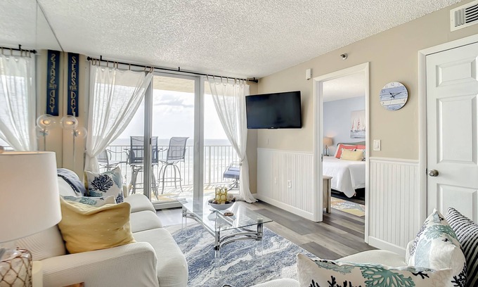 New Smyrna Beach Condominio | Oceanfront Condo with Pool, BBQ & Steps from Flagler Ave