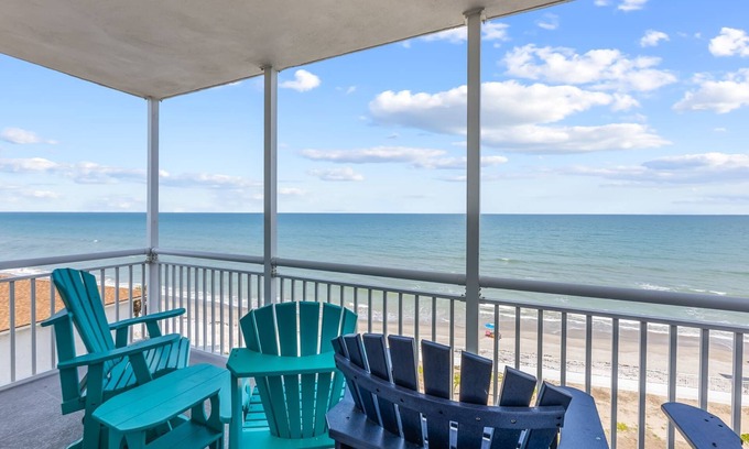 South Patrick Shores Condominio | Oceanfront Condo w/ Balcony + Rocket Launch Views