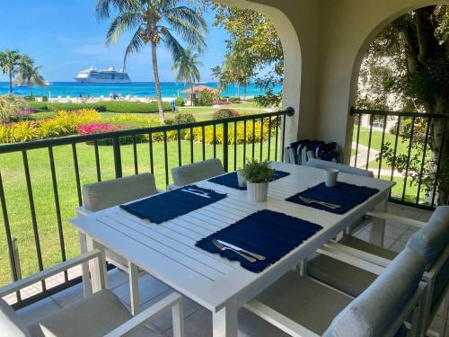 Seven Mile Beach Apartamento | Oceanfront Condo on Seven Mile Beach