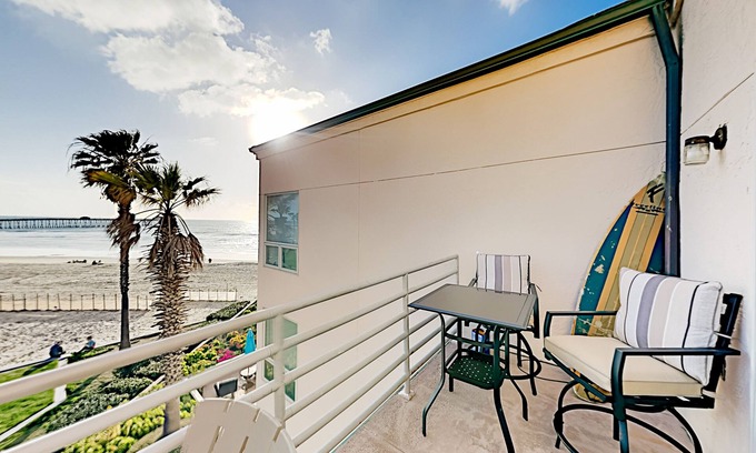 Imperial Beach Condominio | Oceanfront condo with direct beach access, pool, hot tub, & private balcony